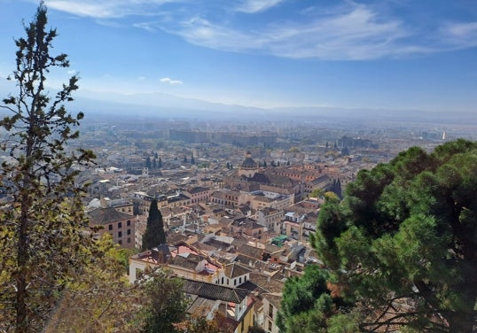 La famosa 'boina' de contaminación, una neblina que suele cubrir el cielo de la capital