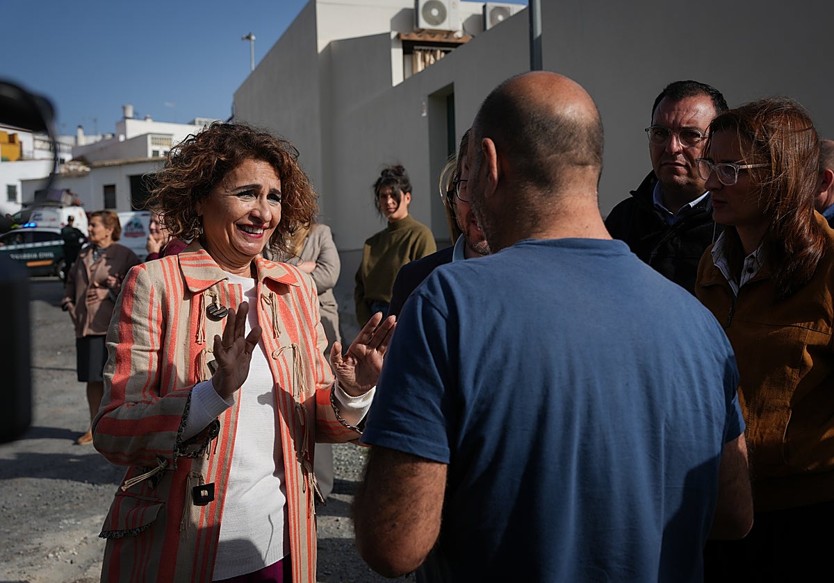 María Jesús Montero se lanza a la campaña electoral a remolque y con el paso cambiado