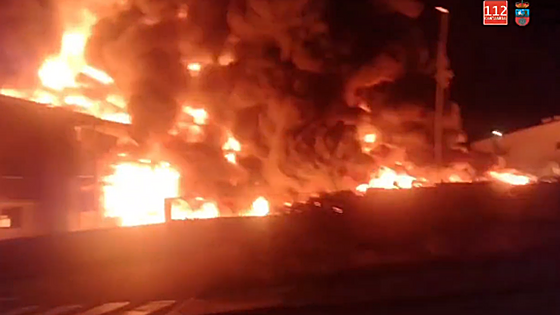 Un incendio arrasa una nave industrial en Cantabria y se trabaja en que no se propague