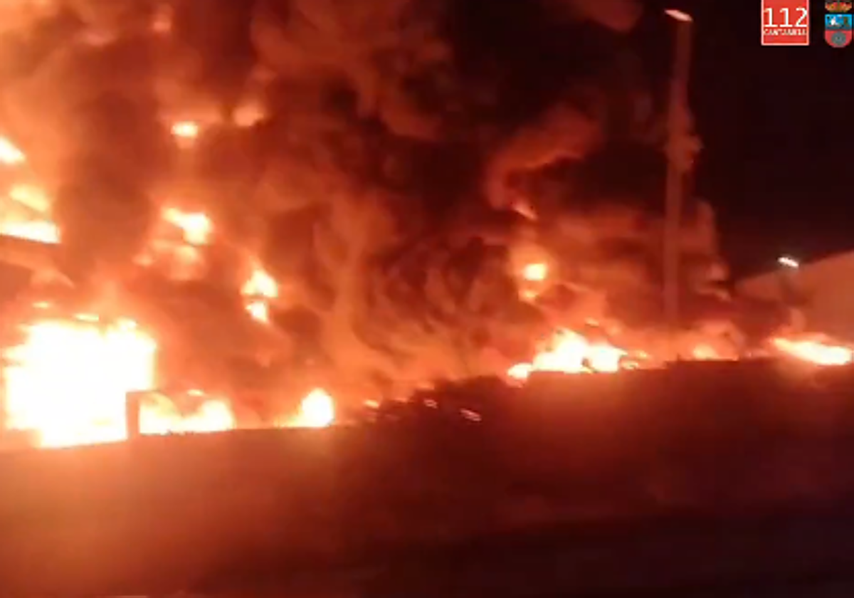 Un incendio arrasa una nave industrial en Cantabria y se trabaja en que no se propague