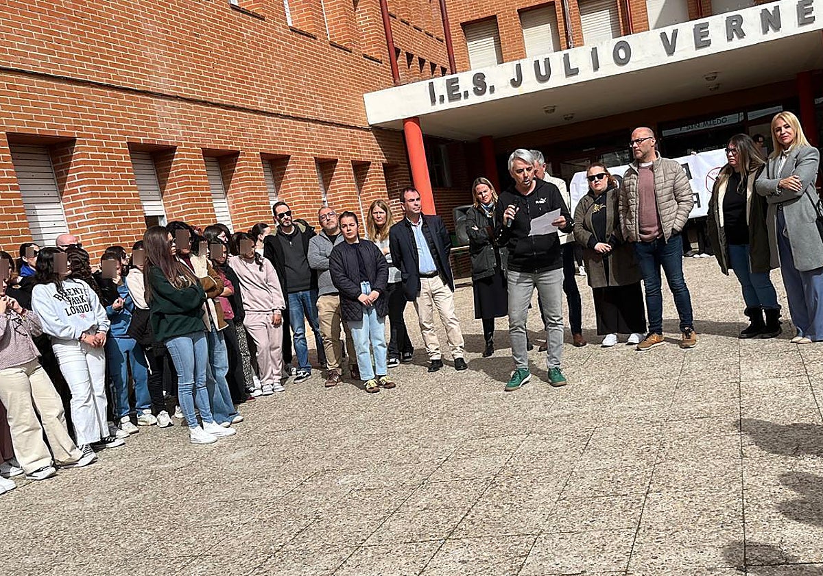 Los trabajadores del IES de Bargas denuncian abandono: «Pegar a un profesor sale barato»