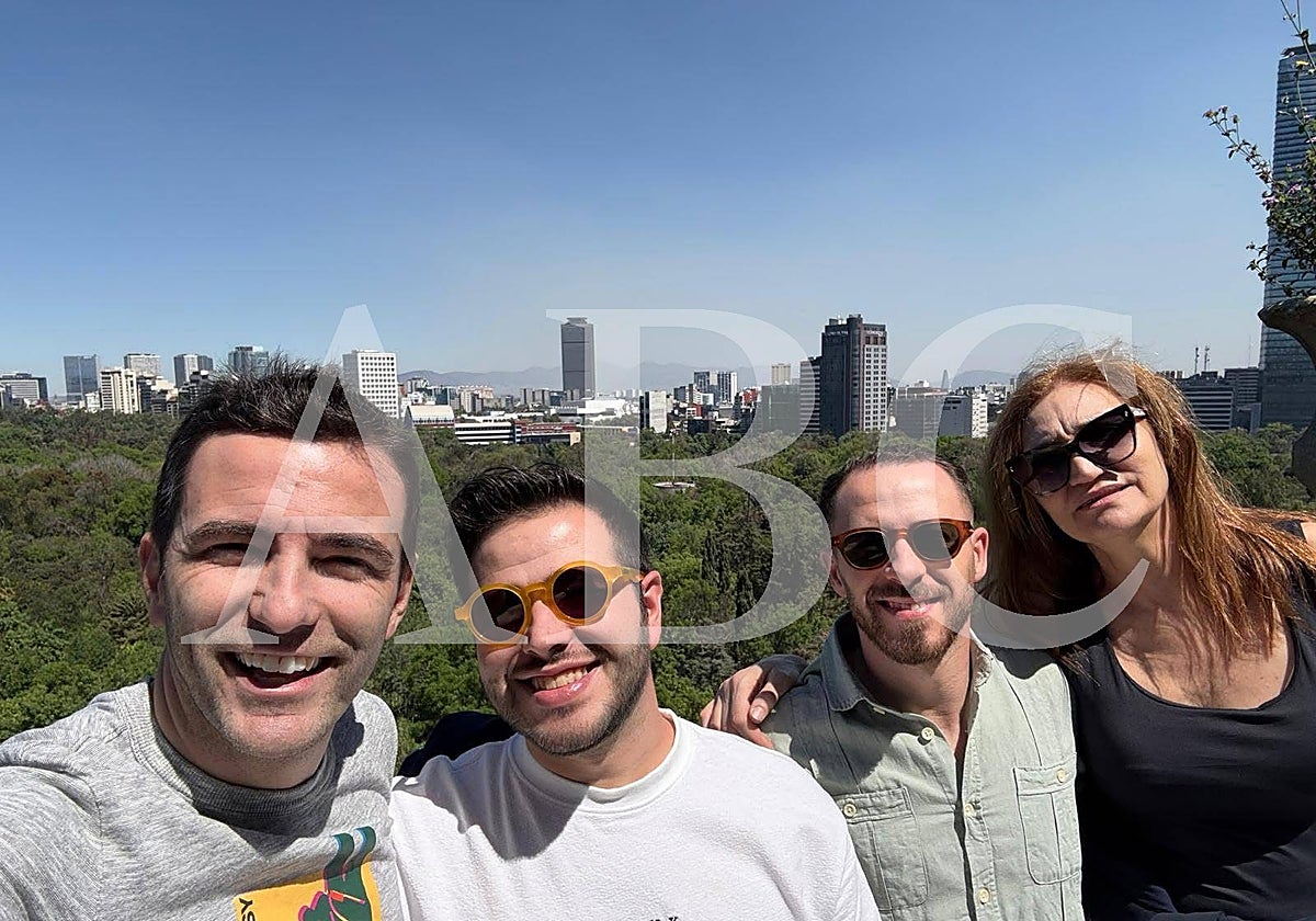 El delegado del Gobierno en Cantabria permaneció en México tras el accidente mortal de Santander