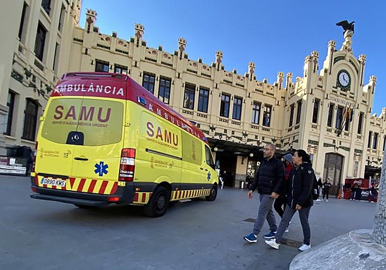 Imagen de archivo de una ambulancia en Valencia