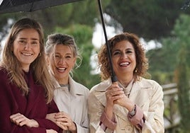 Montero festeja el 8M entre risas con otras dos ministras en el homenaje a las víctimas de Adamuz celebrado en Huelva