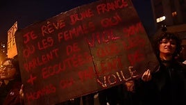 Marcha feminista en París denuncia la banalización del fascismo, el racismo y la violencia contra la comunidad LGTBIQ