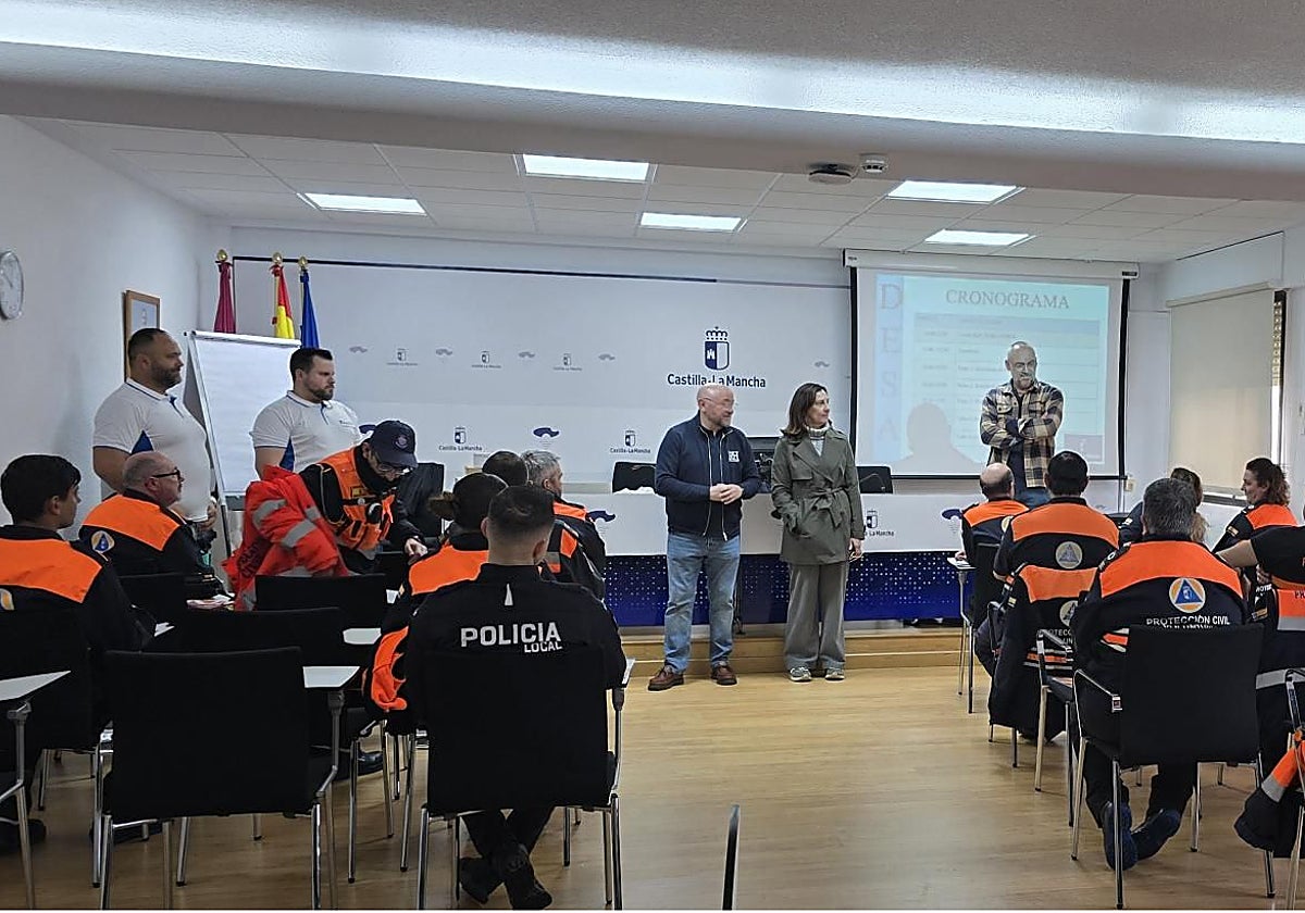 Voluntarios de Protección Civil y policías locales se forman en atención sanitaria