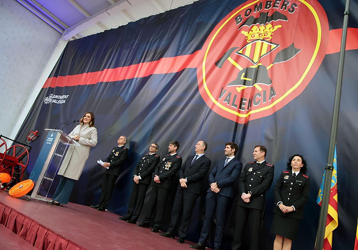 Catalá anuncia más de 100 bomberos y nueve coches para reforzar el cuerpo municipal de Valencia