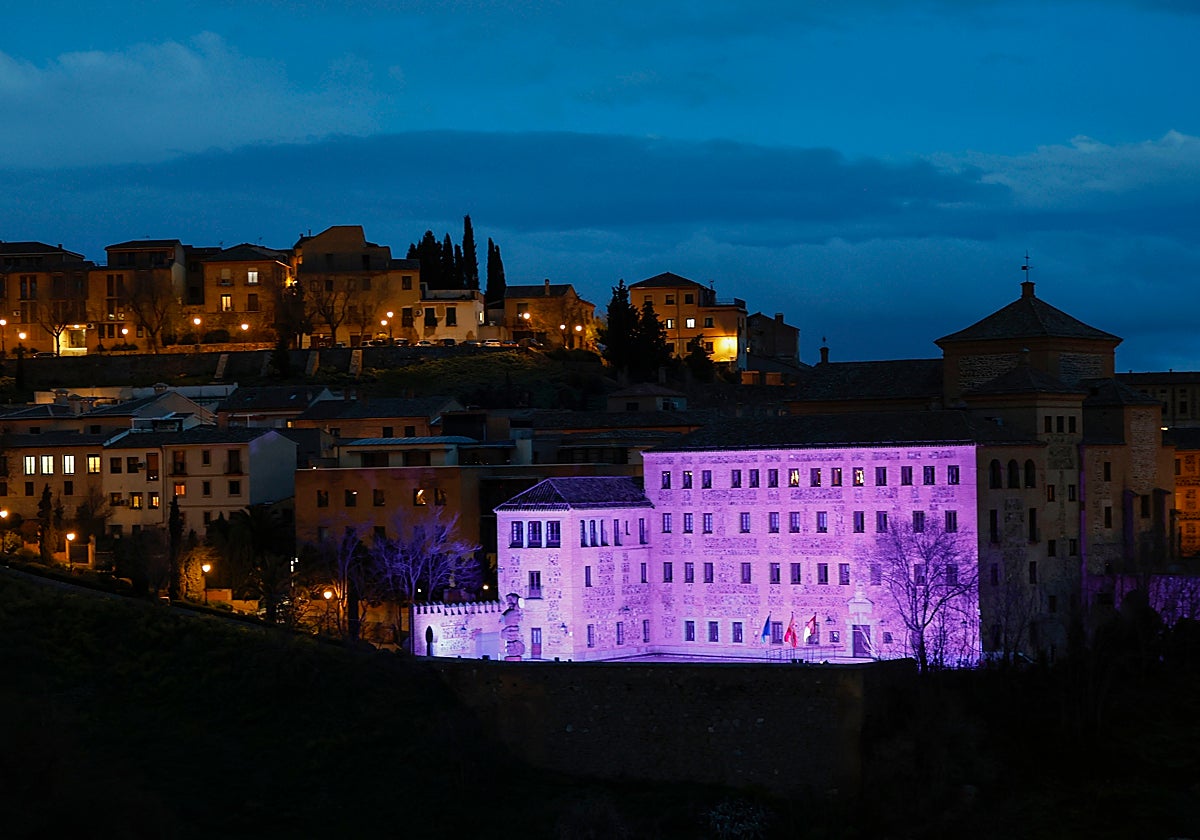 Las Cortes de Castilla-La Mancha iluminan de morado su sede en Toledo por el 8M