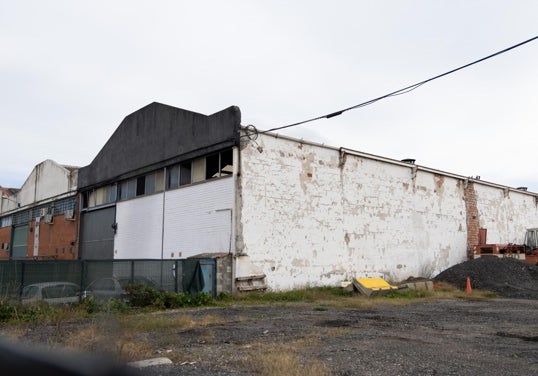 Exterior de la nave donde Luis Bonet mató a Diego Vargas