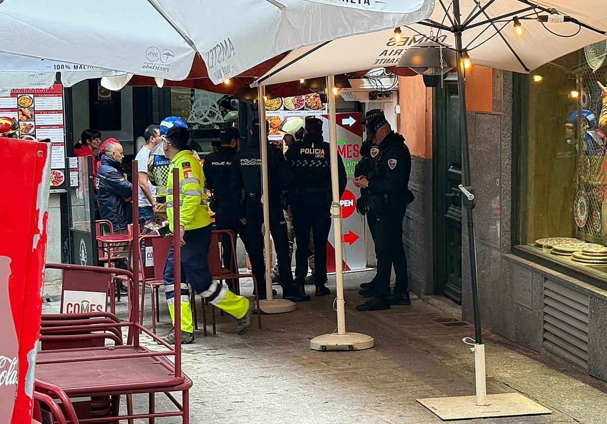 Un incendio en la calle Sierpe de Toledo moviliza a numerosos efectivos