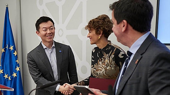 Sánchez atrae a Navarra una fábrica de baterías de la china Hithium, que tenía un acuerdo previo con Pradales
