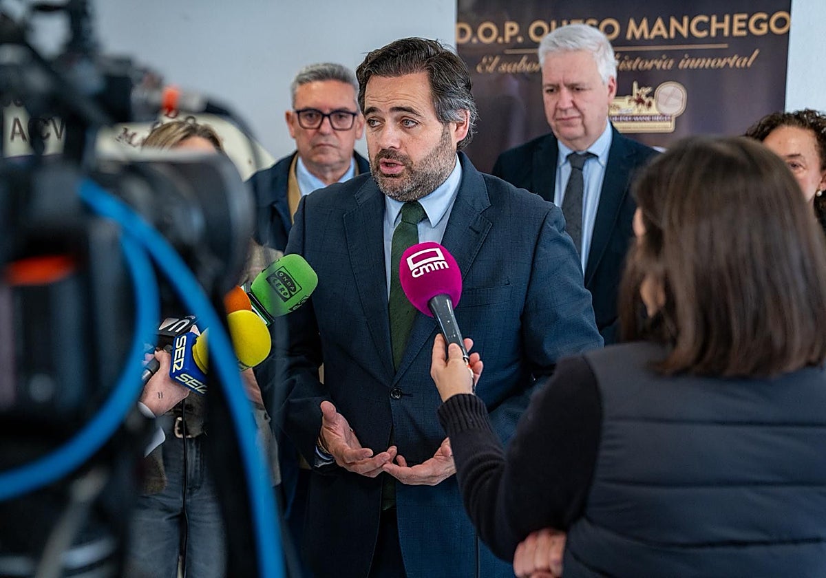 Núñez exige políticas «urgentes y eficaces» para proteger al queso manchego y al sector primario