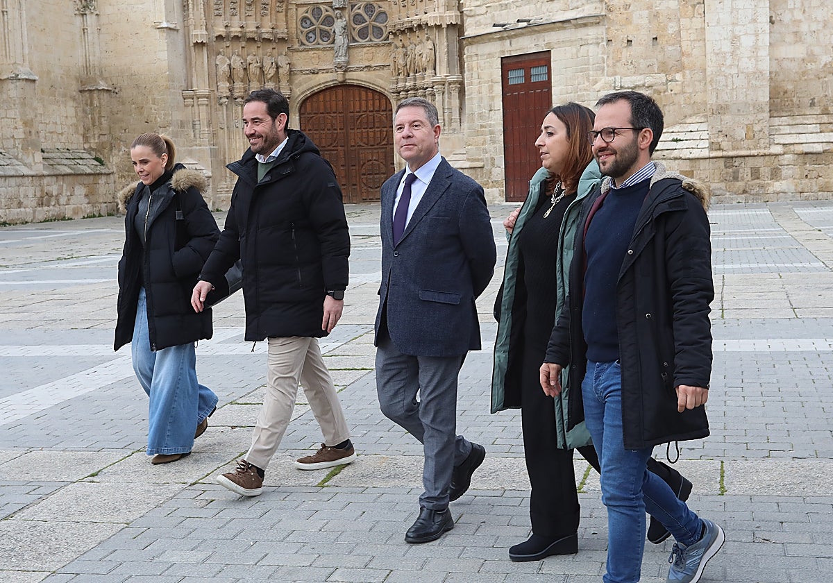 Page se deja ver en la campaña de Castilla y León con un paseo por Palencia y un coloquio en Benavente