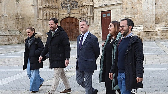Page se deja ver en la campaña de Castilla y León con un paseo por Palencia y un coloquio en Benavente