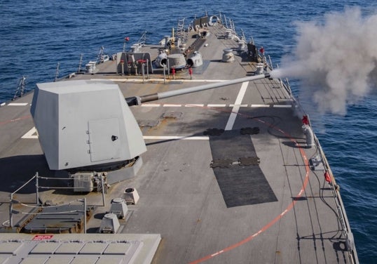 Un cañón del USS Bulkeley dispara un proyecto