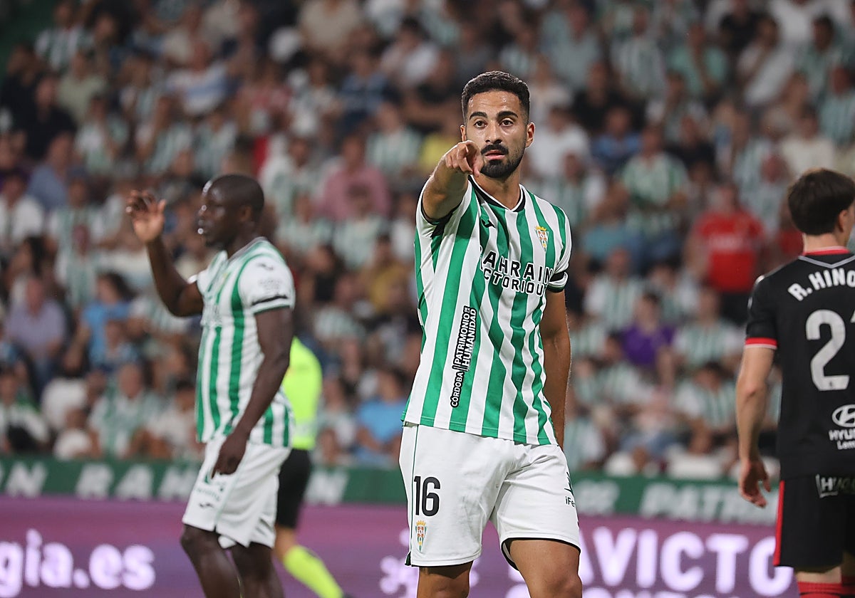 La incógnita de Rubén Alves y Fomeyem complica el relevo en la zaga del Córdoba CF