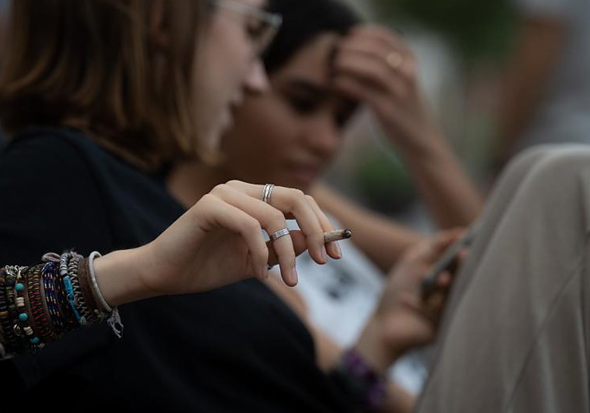 Los andaluces, entre los primeros de España que empiezan a fumar cannabis