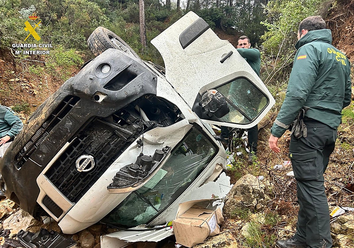 Rescatan a un hombre que cayó 15 metros con su coche por un barranco en Valencia