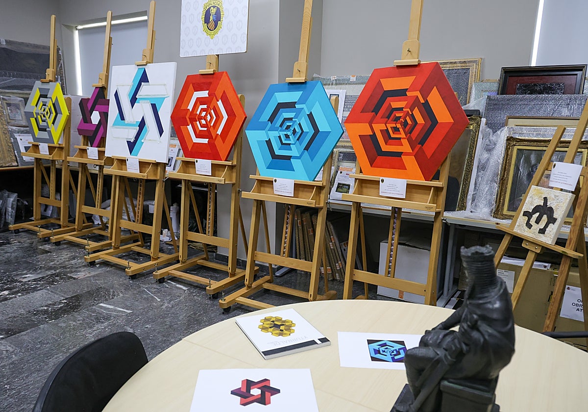 La Policía  histórica  interviene obras no autorizadas de Yturralde y Chillida en el centro de Valencia