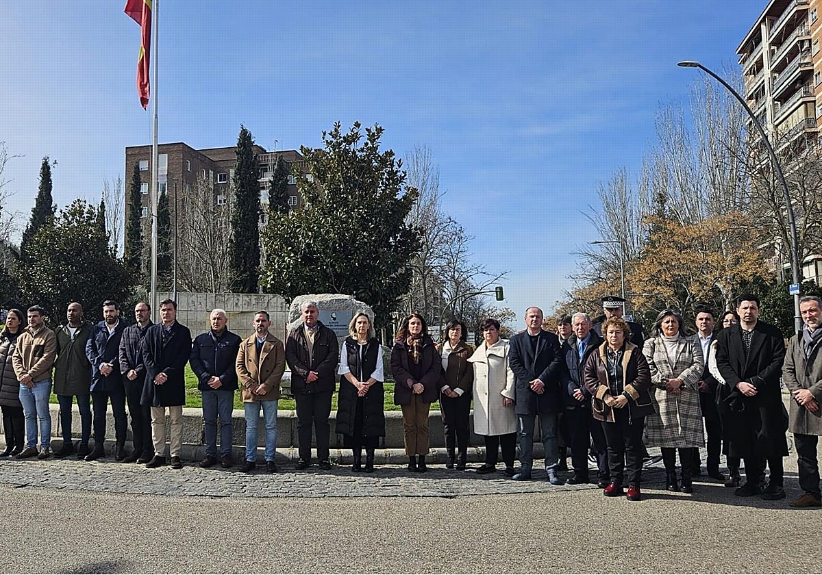 Guadalajara honra a las víctimas del 11-M con flores y silencio en su 22 aniversario
