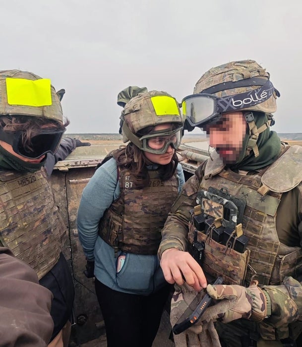 Alumnos de Periodismo de la UEMC y de la Academia de Caballería de Valladolid durante las maniobras