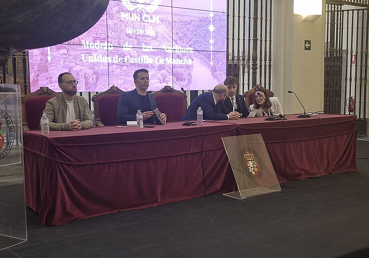 La ONU universitaria debate en tiempos de  Hodio  sobre diálogo, pacto, debate y diplomacia