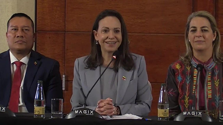 Machado critica al gobierno español por no ponerse "del lado del pueblo venezolano"