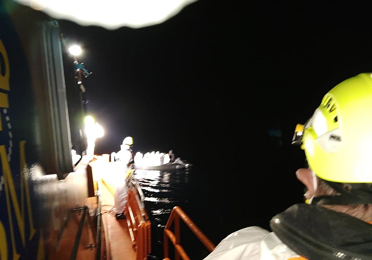 Llegan 17 inmigrantes a Motril tras ser avistados en la Ruta de Alborán, una de las más clásicas