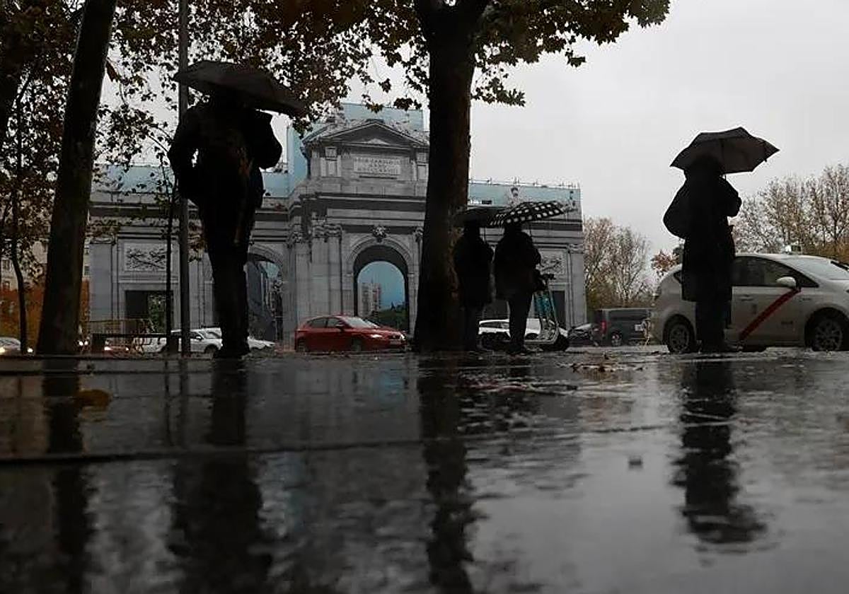 La Aemet lanza un aviso a Madrid por el tiempo que llega: lluvias, frío y nieve en las próximas horas