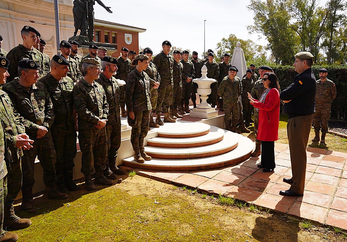 La ministra Robles destaca en Córdoba «la capacidad de reacción y exigencia» de la Brigada  Guzmán el Bueno  X