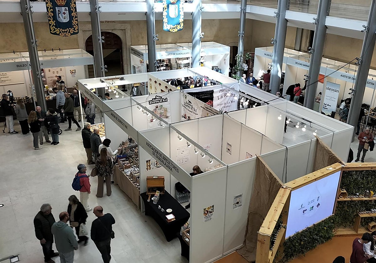 Pastrana abre la XLV edición de la Feria Apícola Internacional con «la mejor miel del mundo»