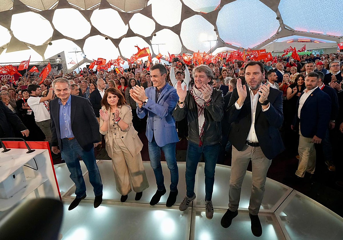 Sánchez cierra la campaña abrazado al no a la guerra y apelando a «concentrar el voto progresista»