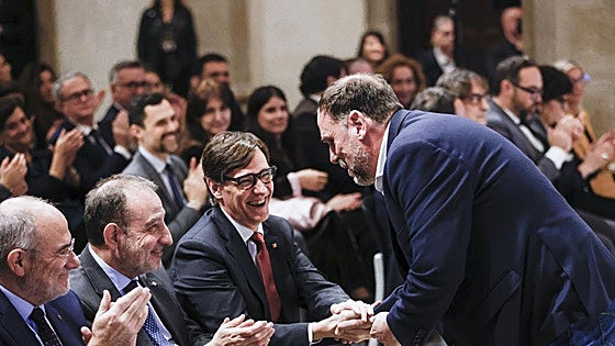 Illa saluda a Junqueras, durante un acto en el Parlament esta semana