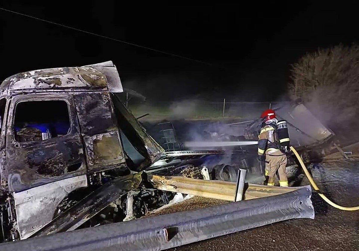 Los bomberos de Soria, actuando en el lugar del siniestro.