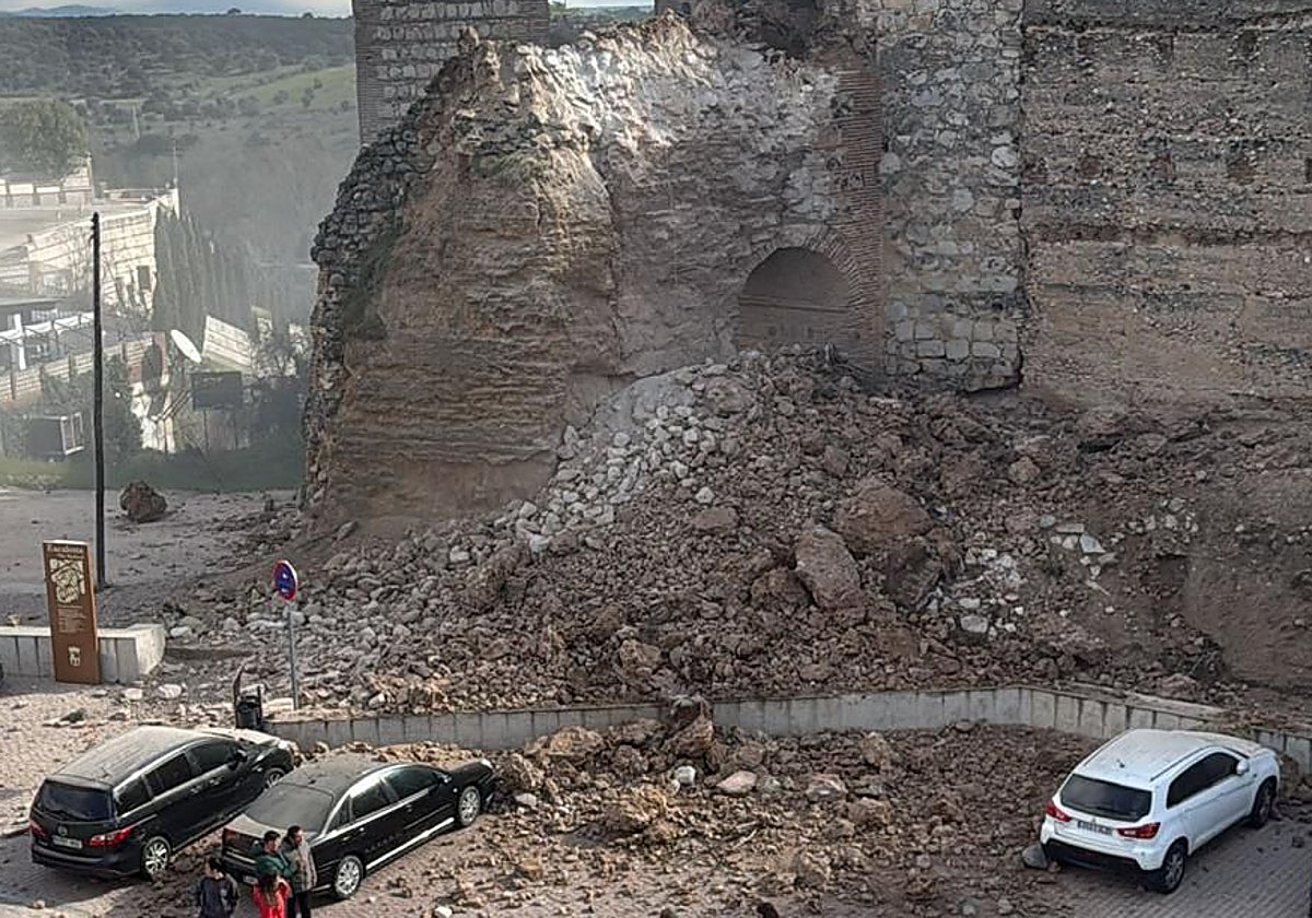 Vista del Castillo de Escalona tras el derrumbe de una de sus torres