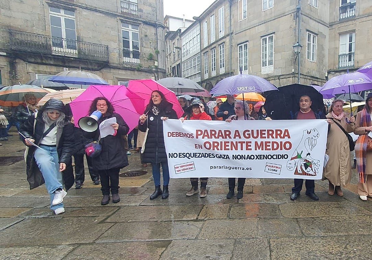 Un centenar de personas protestan en Santiago por la escalada militar en Oriente Medio