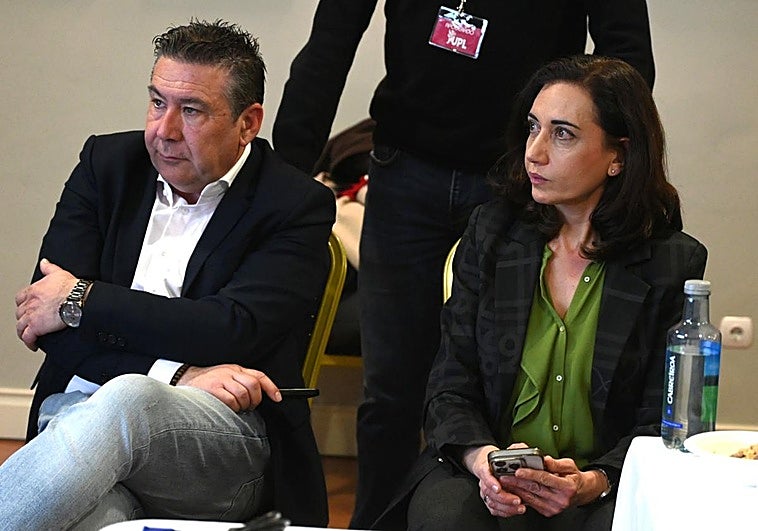 Alicia Gallego (d), candidata de UPL (Unión del Pueblo Leonés) a la presidencia de la Junta de Castilla y León, atiende durante el primer escrutinio electoral, hoy domingo en León.