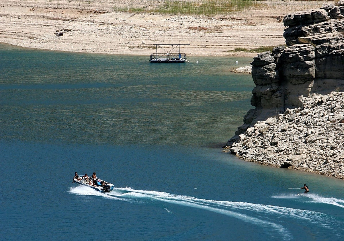 Rescatadas dos personas tras volcar su embarcación en el embalse de Buendía