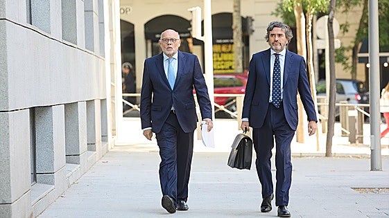 Herrero (izda.) acude a declarar a la Audiencia Nacional