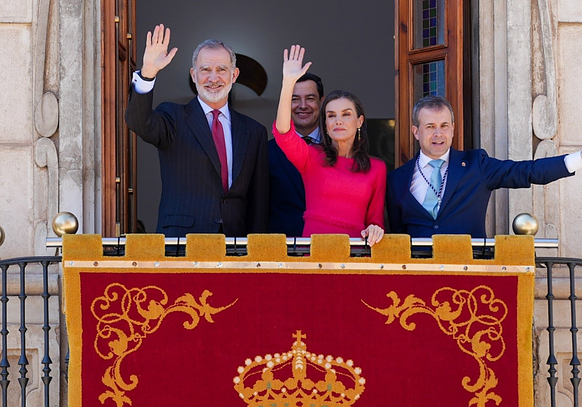 Felipe VI y Letizia, aclamados por miles de vecinos en su visita a Jaén