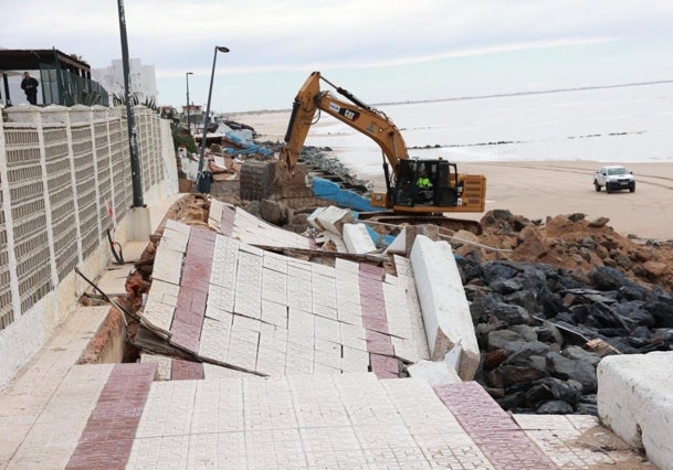 Trabajos de reparación en el arrasado paseo marítimo de Matalascañas el pasado enero.