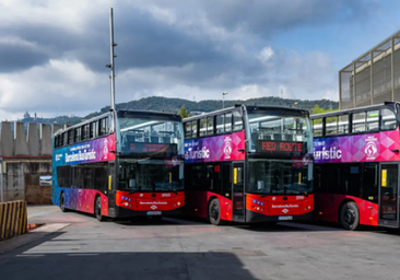 Barcelona recibe sus primeros autobuses de dos pisos 100% eléctricos: líneas, tarifas y recorridos