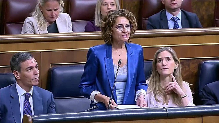 Montero dice ahora que presentará los PGE a lo largo del año y el PP la  tacha de "incompetente"