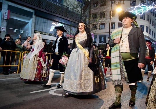 La alcaldesa de Valencia, María José Catalá, desfilando en la Ofrenda