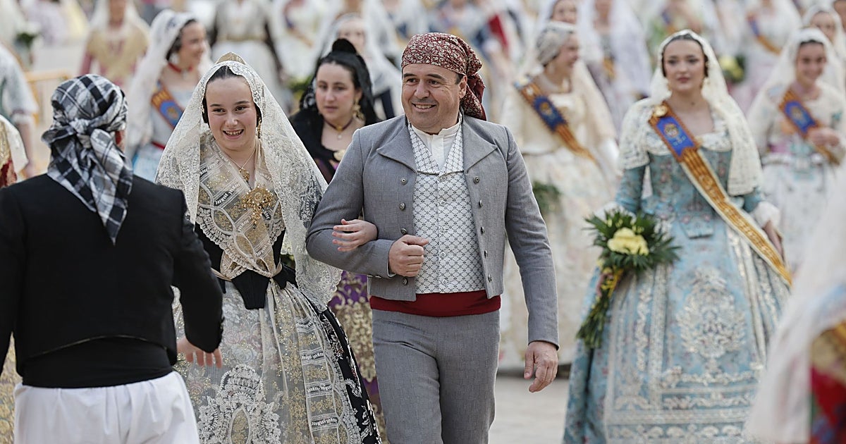 Llorca, primer presidente de la Generalitat que desfila en la Ofrenda de las Fallas