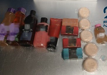 Cocaína oculta en envases de café, cera depilatoria y botes capilares: así operan los narcos en Barajas