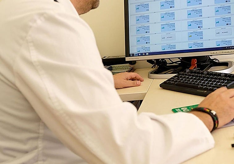 Una consulta en una foto de archivo.