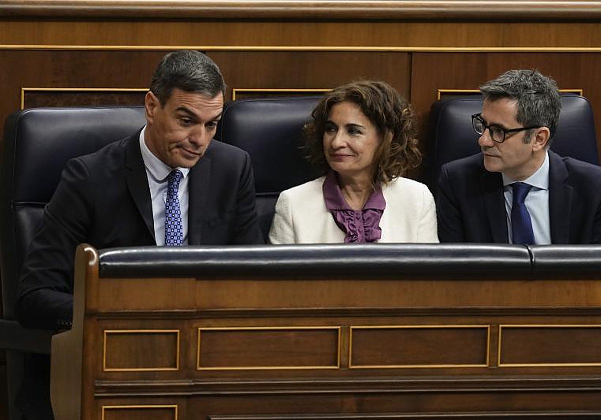 El presidente del Gobierno, con la vicepresidenta Montero y el ministro Bolaños en el Congreso.