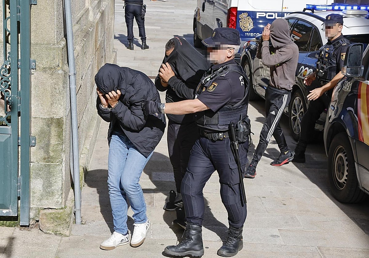 Pase a disposición judicial de los detenidos ante el juzgado de Muros.