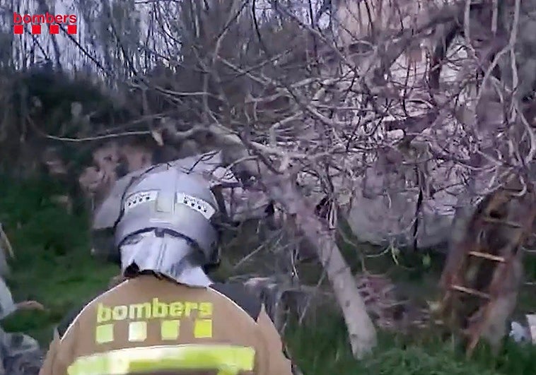 Dispositivo de rescate tras el colapso de un edificio en ruinas en Esparraguera